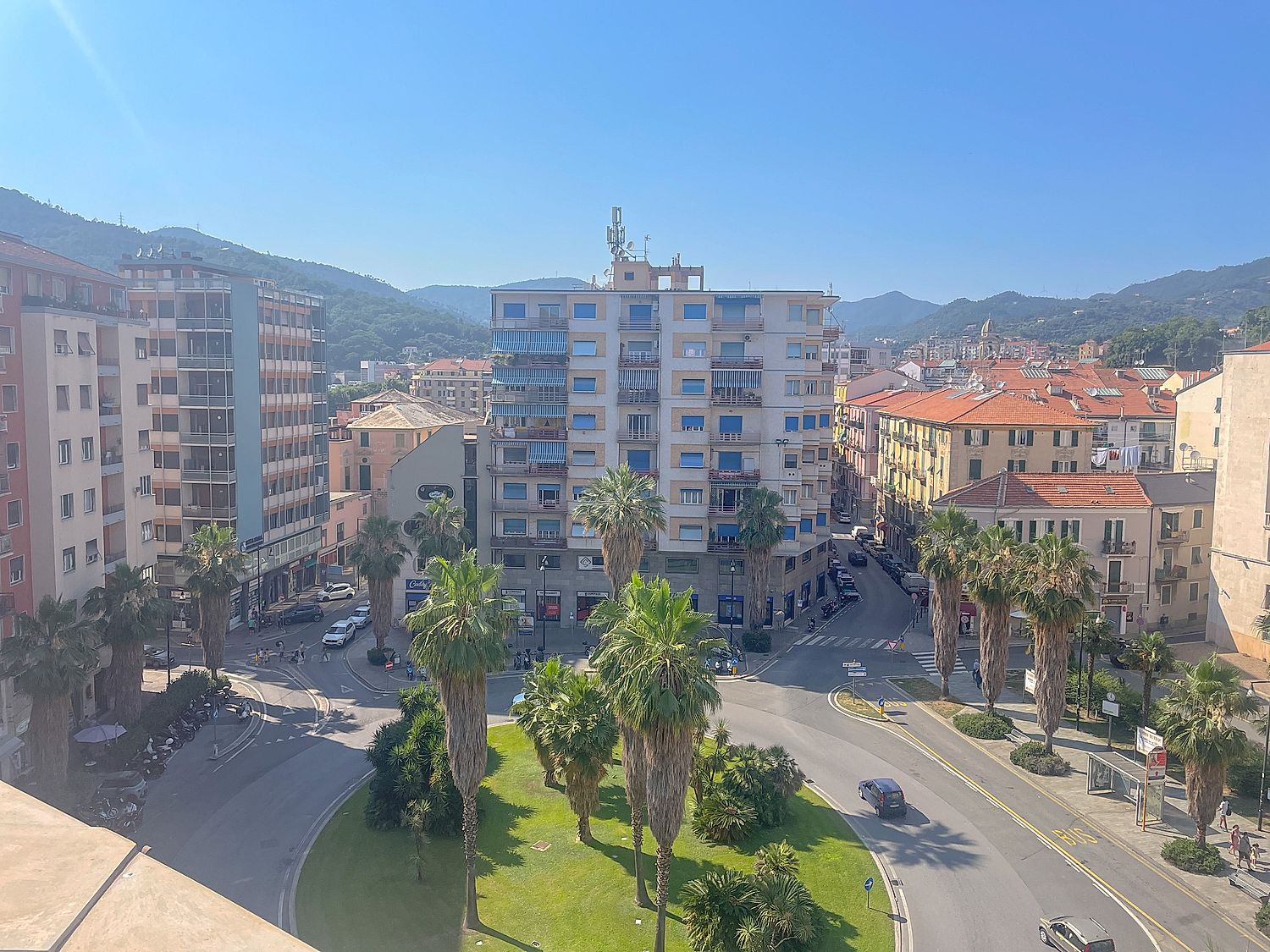 f14 2 savona centro citta vendesi bilivello con terrazzino luminoso1